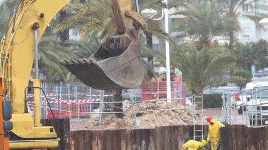 Trabajadores en las obras del tanque de tormentas del puerto de Ibiza