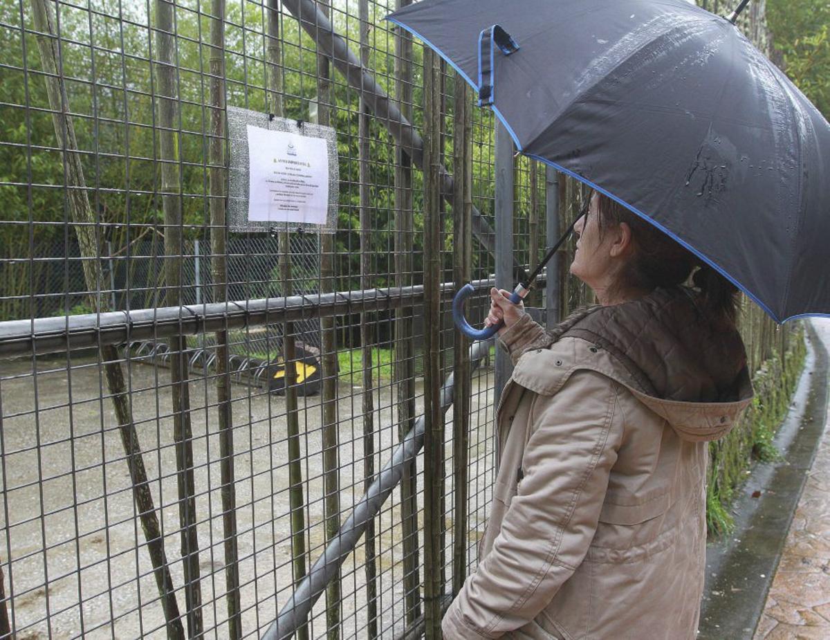 Las termas privadas de Outariz, ayer,  con el aviso de cierre. | IÑAKI OSORIO