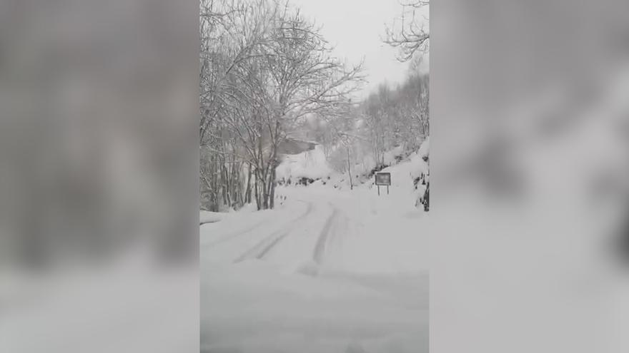 La nieve complica la circulación en las carreteras de Sotres y Tielve