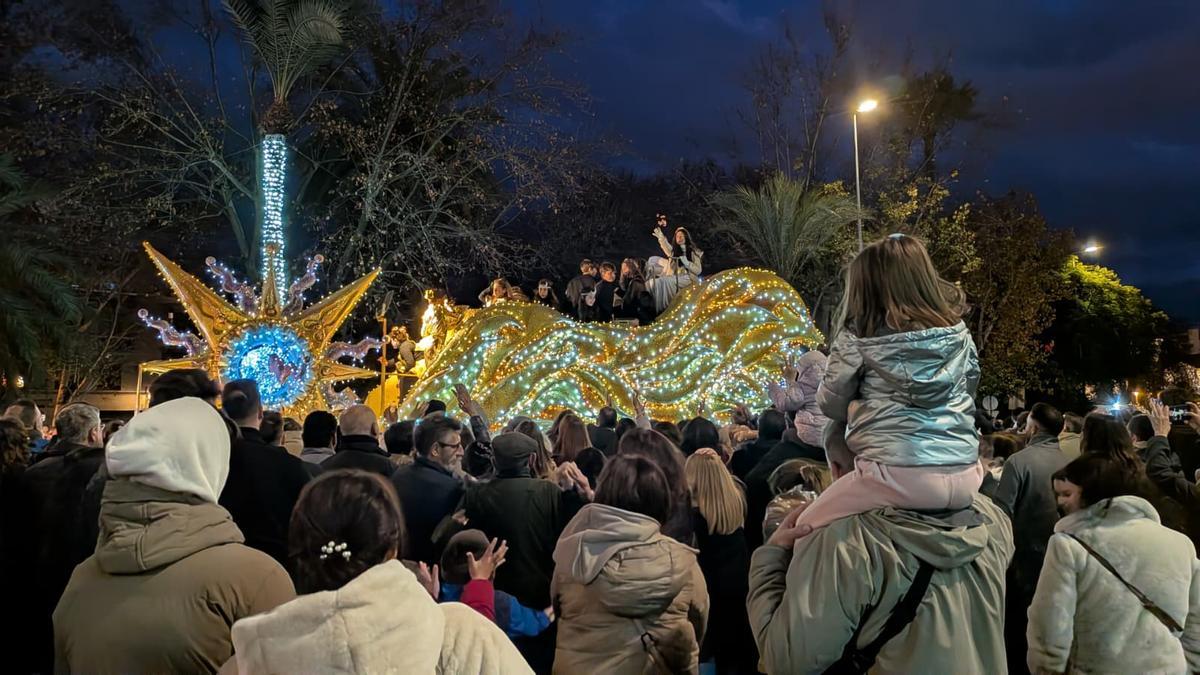 La Cabalgata de Reyes de Córdoba entra en La Victoria.
