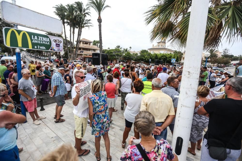 Manifestación en Orihuela Costa por su abandono