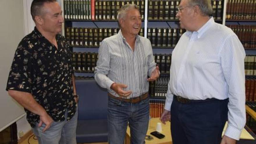 Los poetas Carlos Marzal y Jaime Siles junto al alcalde de Albuixech, Jose Vicente Andreu.