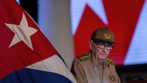 Raúl Castro mira la bandera cubana durante su discurso en el 65 aniversario del triunfo de la Revolución. Santiago, Cuba.