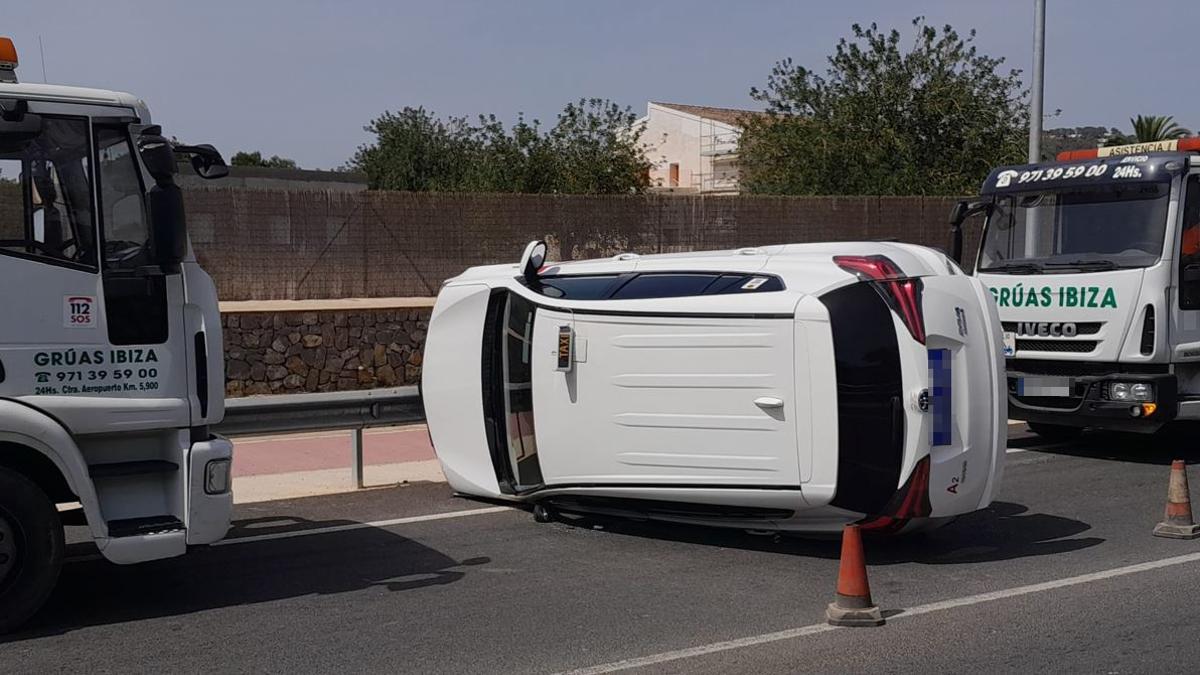 Recorre 30 metros sobre un guardarraíl y vuelca en la vía