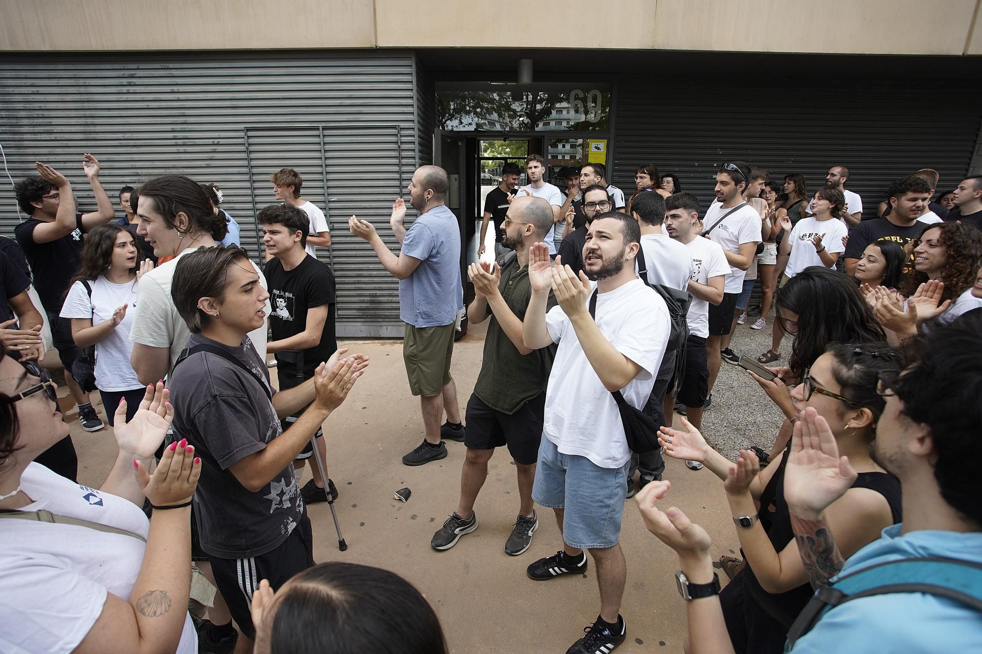 Les imatges de la concentració aquest matí davant el domicili