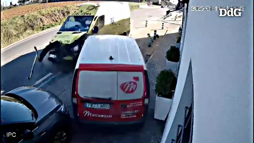 Aparatos accidente entre una ambulancia y un turismo en Llambilles