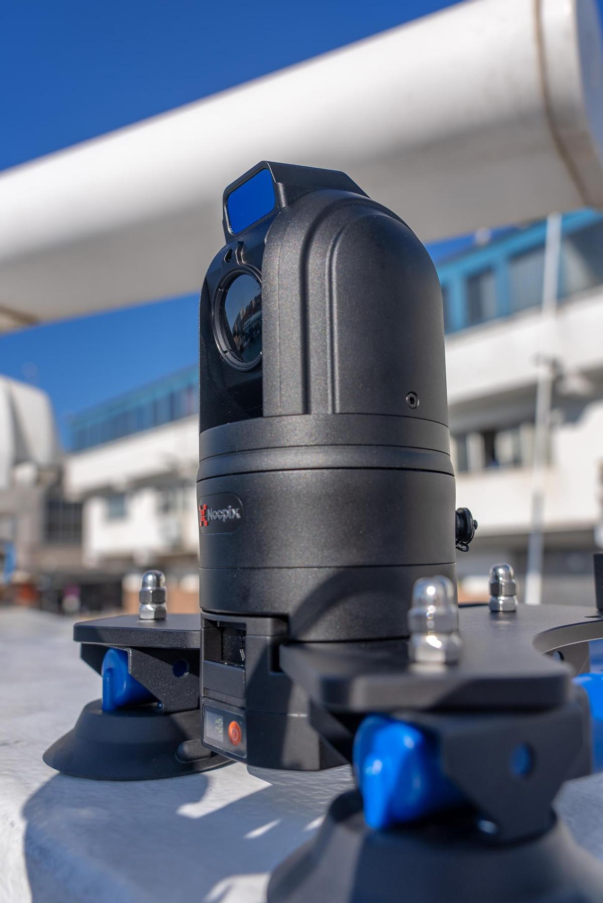 Cámara térmica instalada en un buque de cerco para detectar cetáceos