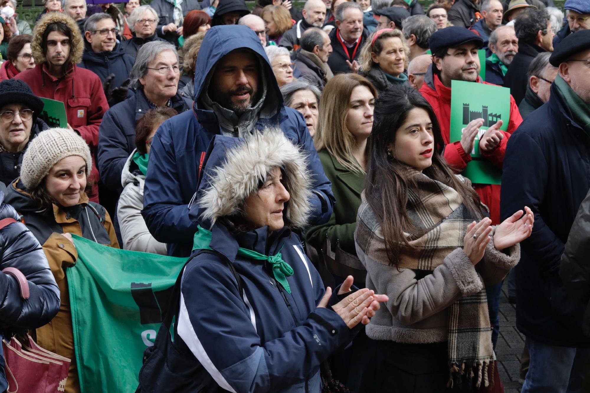 "La Vega no se vende, La Vega se defiende": así fue la concentración de Salvemos La Vega en Oviedo