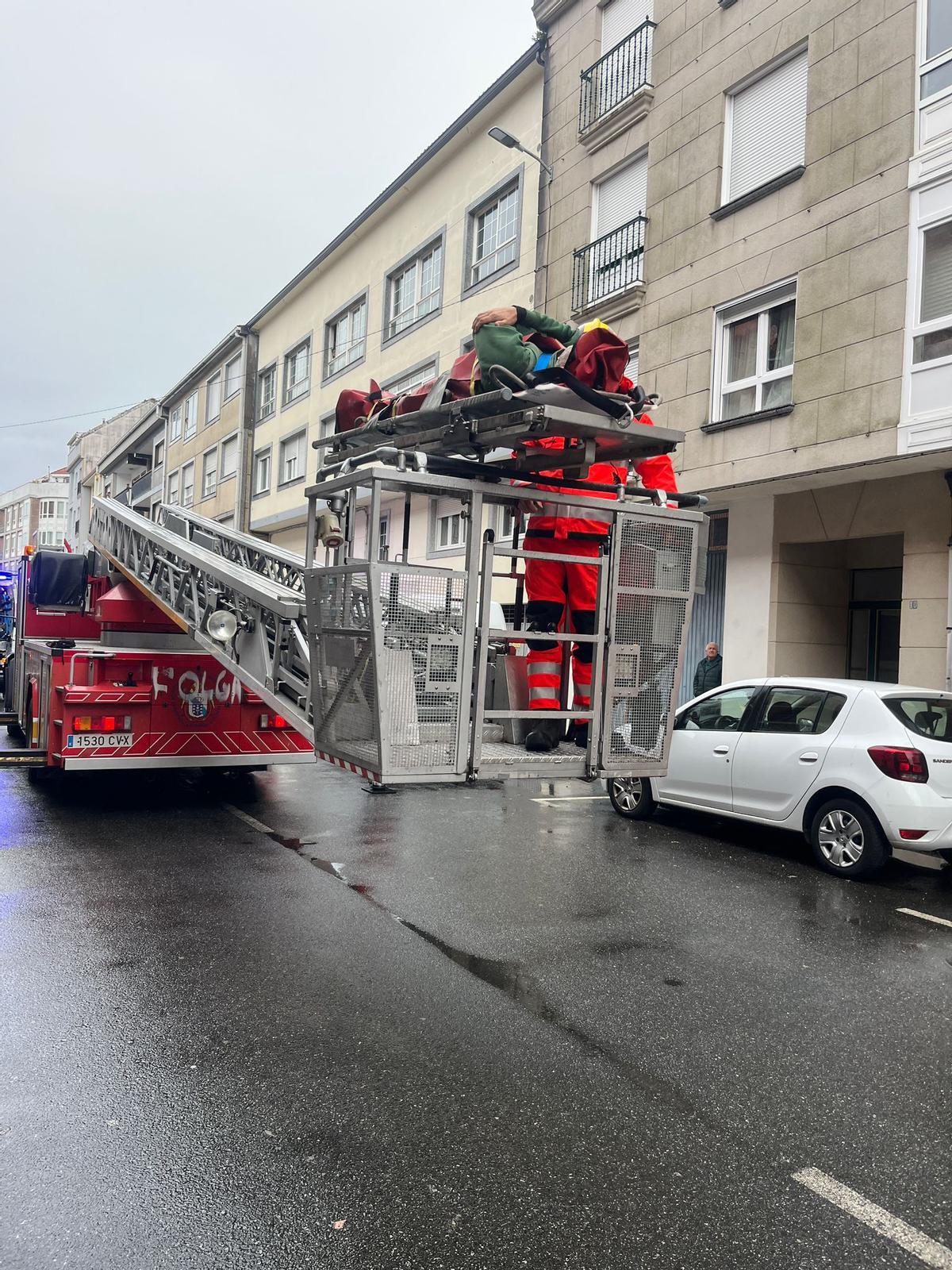 Imagen del trabajador, inmovilizado en la autoescalera del camión de bomberos tras el rescate.