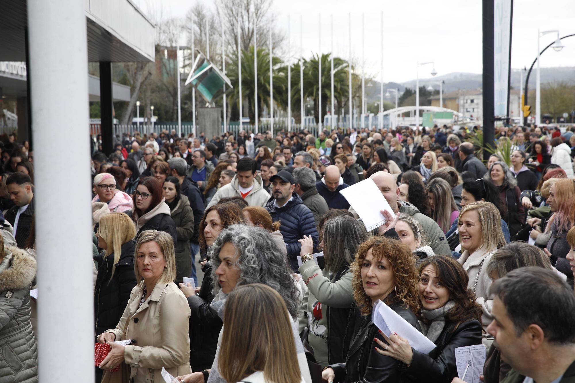 Miles de personas participan en la macrooposición de la sanidad pública asturiana.