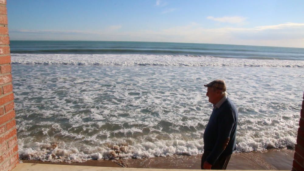 Las casas sufren derrumbes y el mar destruye porches y aceras y abre grandes socavones