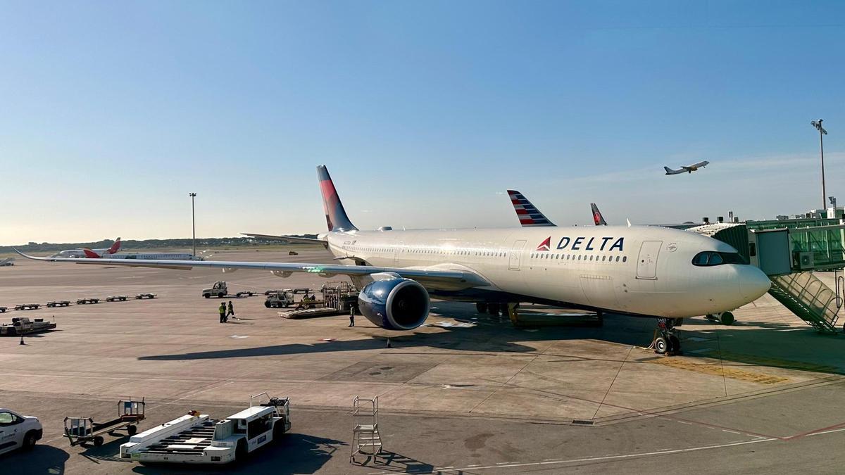 El Boeing 767-300 de la compañía Delta Airlines que opera la ruta entre el aeropuerto de El Prat y Boston.
