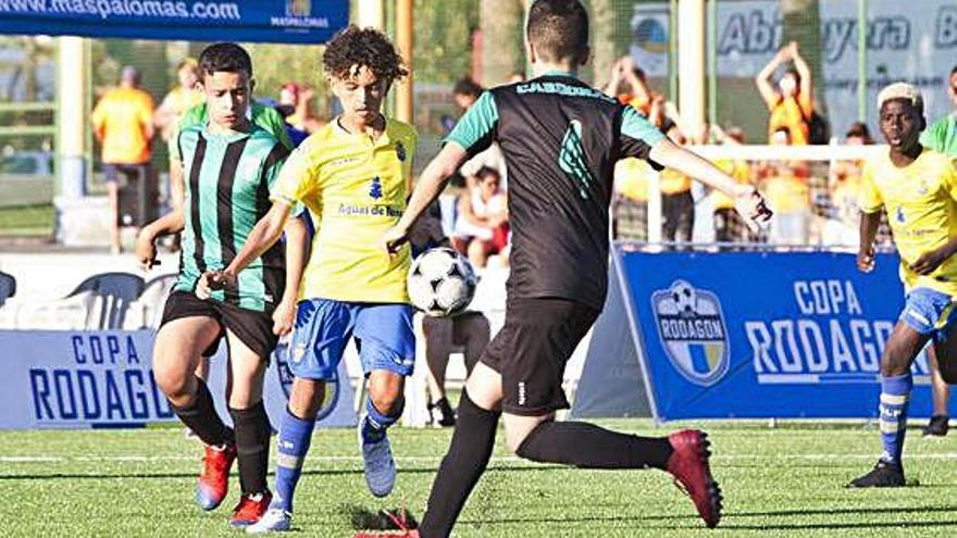 Lance del partido entre la UD Las Palmas y el Cardonal disputado ayer en Maspalomas.