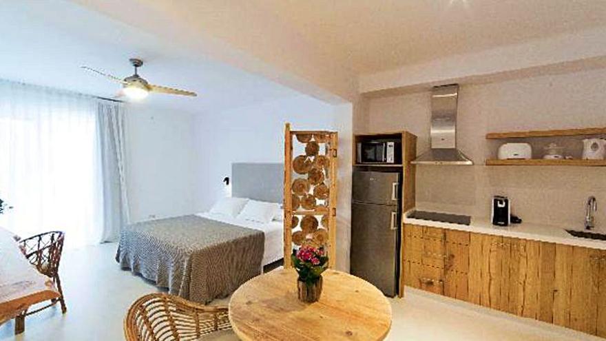 Los apartamentos cuentan con piscina y terraza. | SA CALA SUITE