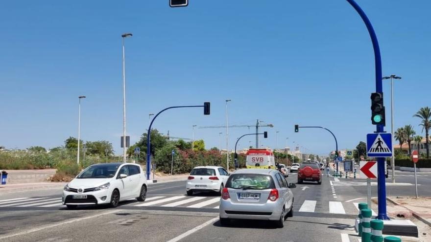 Torrevieja instala dos semáforos más en la avenida de Desiderio Rodríguez para rebajar la velocidad y dar paso a los vecinos de Mar Azul y La Veleta