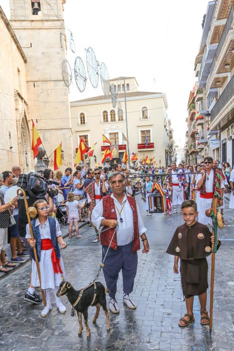 Centenares de callosinos participaron ayer en la tradicional comitiva por las principales calles del municipio vestidos con sus trajes huertanos.