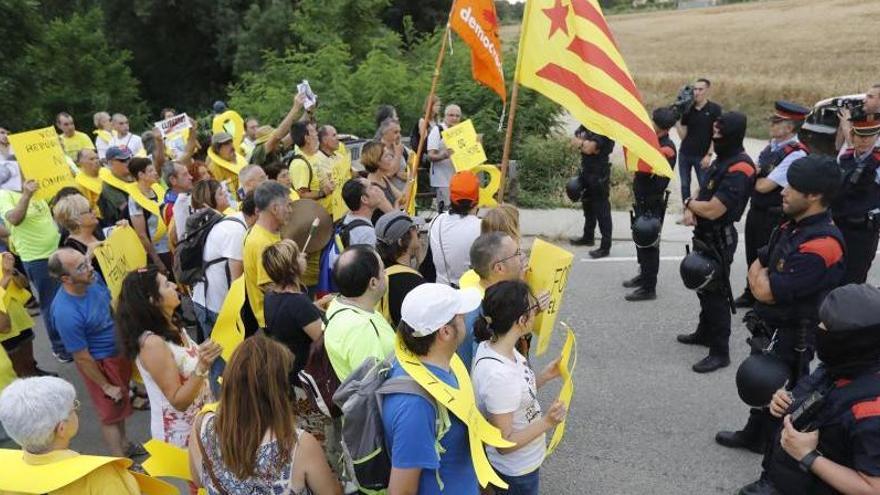 Un detingut durant les protestes contra la presència de Felip VI a Vilablareix