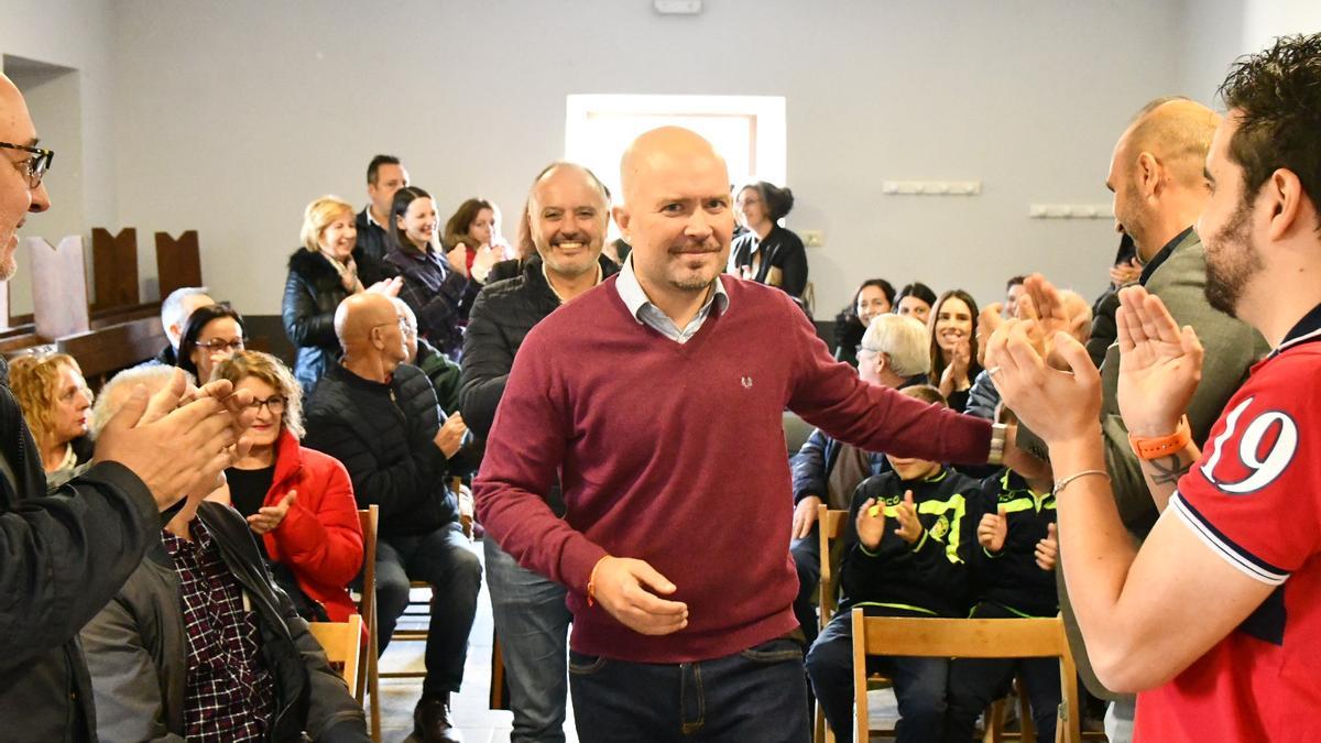 Iñaki Touriño, seguido por David Regades, en el acto de presentación