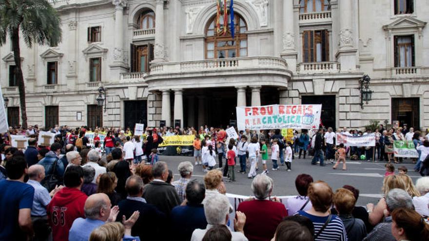 La protesta por la escuela pública reunió ante el ayuntamiento a padres con sus niños, profesores y vecinos.