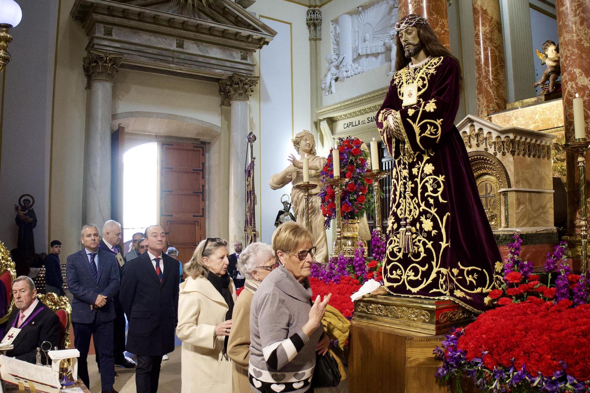 Tradicional Besapié del Cristo del Rescate en Murcia.