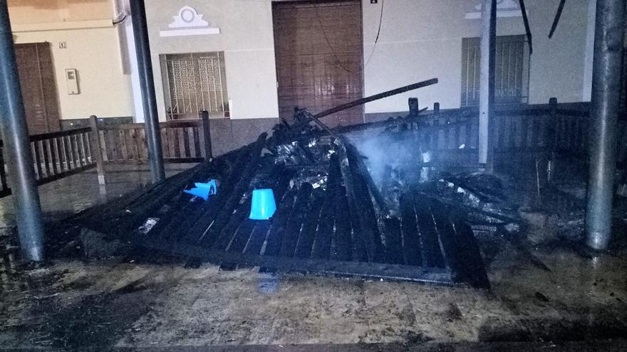 Arde de noche el belén municipal de l&#039;Alqueria de la Comtessa