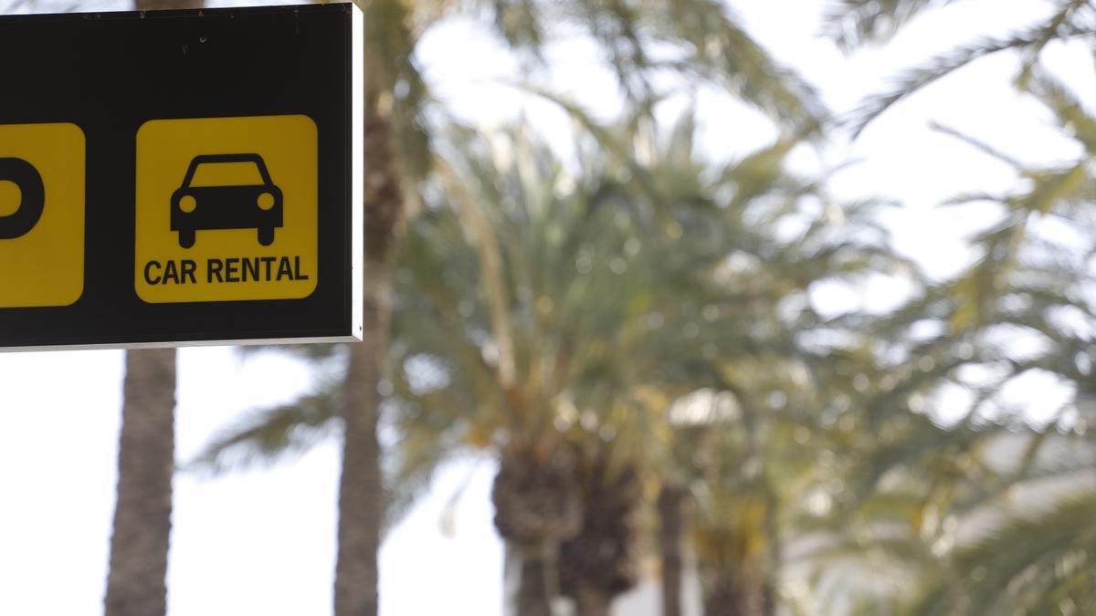 Schild einer Autovermietung auf Mallorca: Gebucht hat man den Mietwagen idealerweise schon von Deutschland aus.