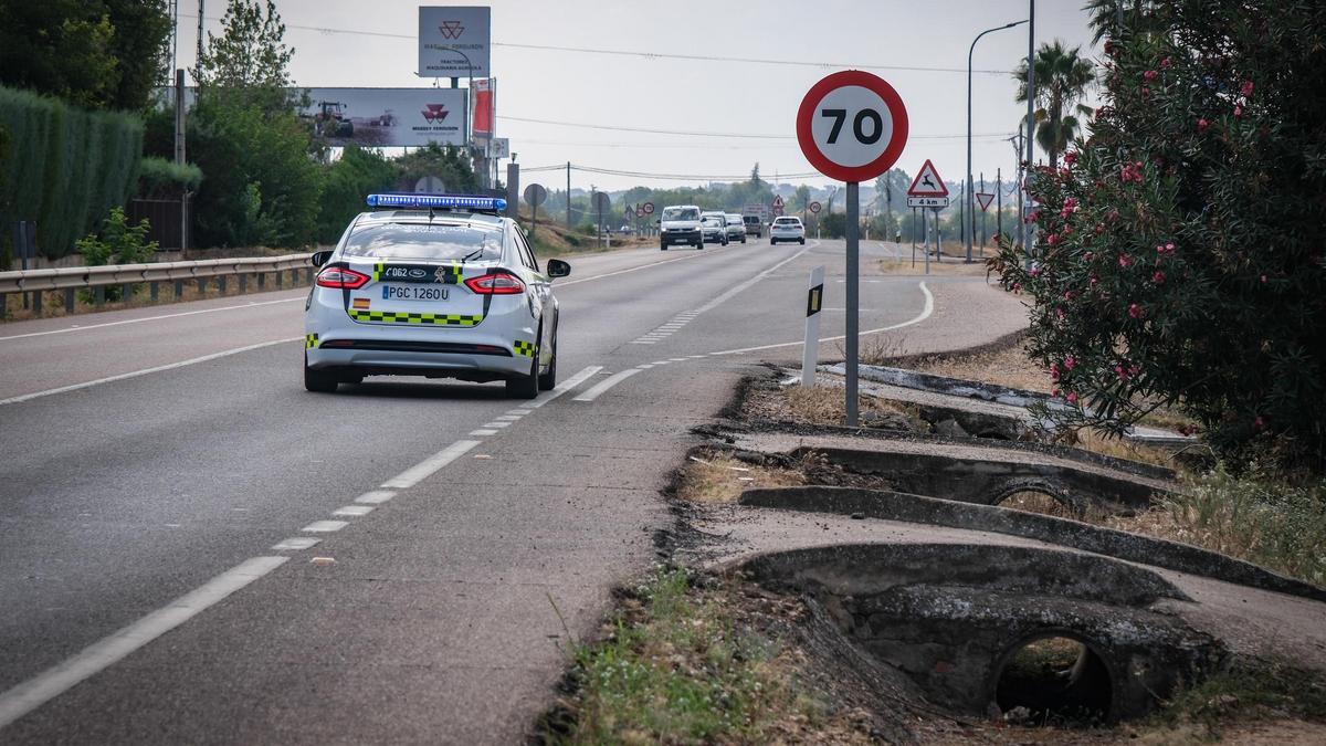 Un vehículo de la Guardia Civil en la carretera de Sevilla, en una imagen de archivo.