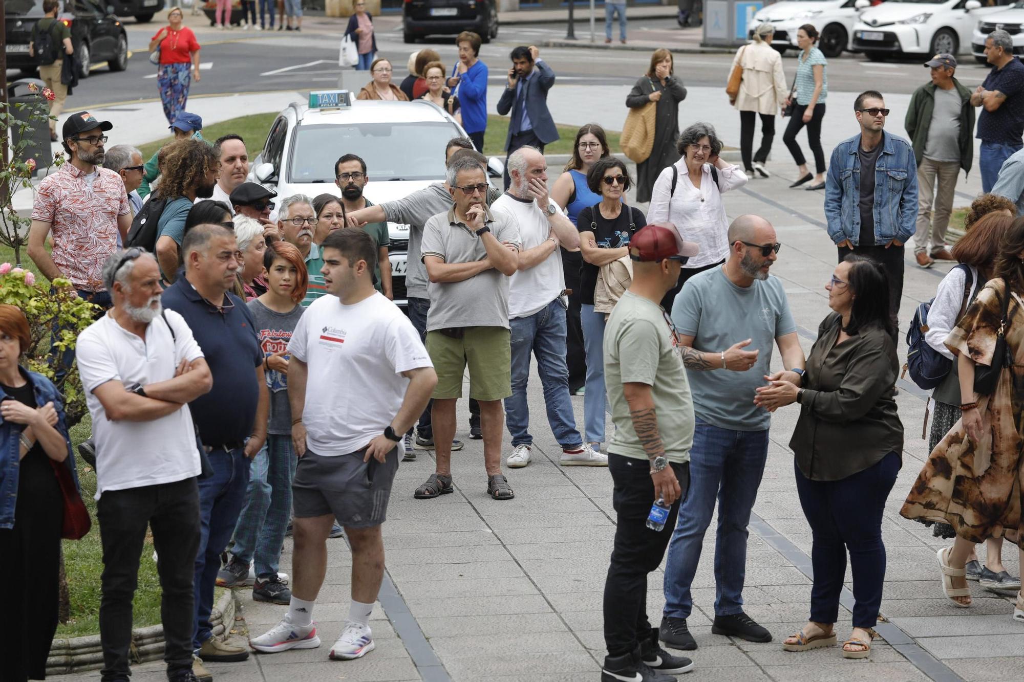 Así fue la despedida y el homenaje de amigos y clientes del Cafetón en Avilés a sus dueños, muertos en León