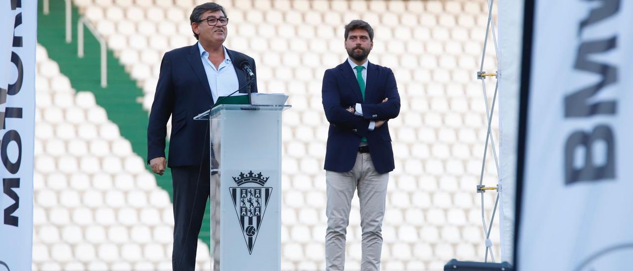 Javier González Calvo, junto a Víctor Molino durante la presentación del acto.