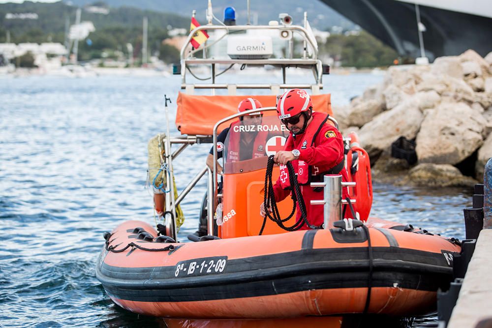 Encalla un barco en el puerto de Sant Antoni