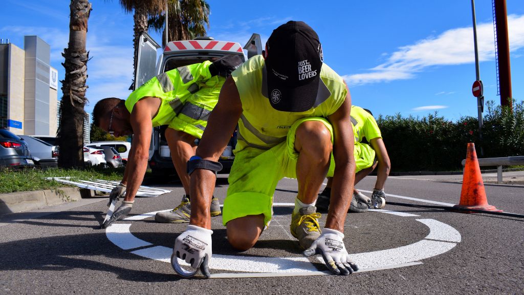 Operarios trabajando en la señalizacion vial en la calle de la tecnología de Viladecans