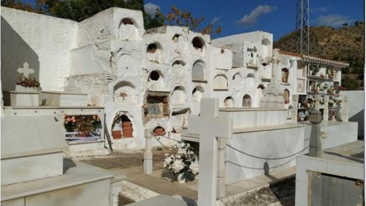 Imagen de nichos de la zona antigua del cementerio de Benagalbón.