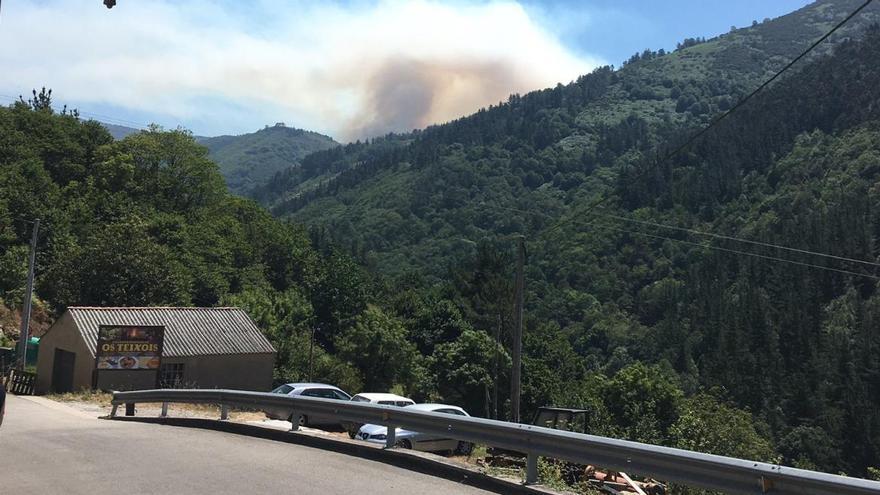 Bomberos forestales intentan sofocar un incendio en Taramundi