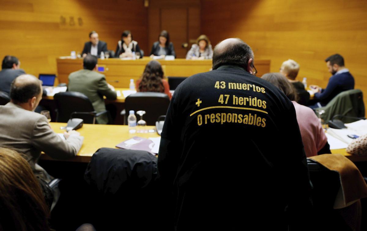 La exgerente de FGV, Marisa Gracia (fondo), comparece en la segunda comisión de investigación de las Corts, en presencia de las víctimas del metro a las que nunca recibió.