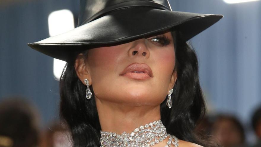 Kim Kardashian perdió una uña en la alfombra roja de la Gala MET