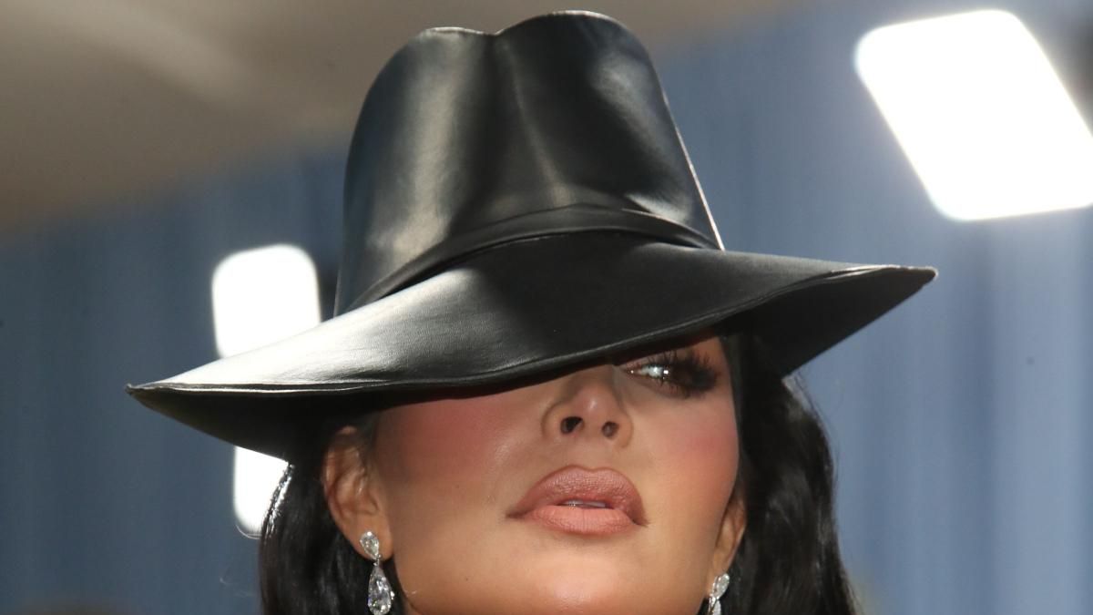 Kim Kardashian sufre una pérdida peor que la del diamante en Bora Bora: una uña en la Gala MET