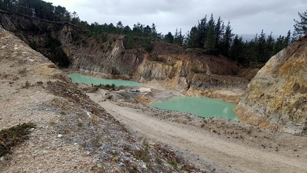 El colapso de una balsa de la antigua mina de Monte Neme provoca un grave arrastre de lodos en Malpica