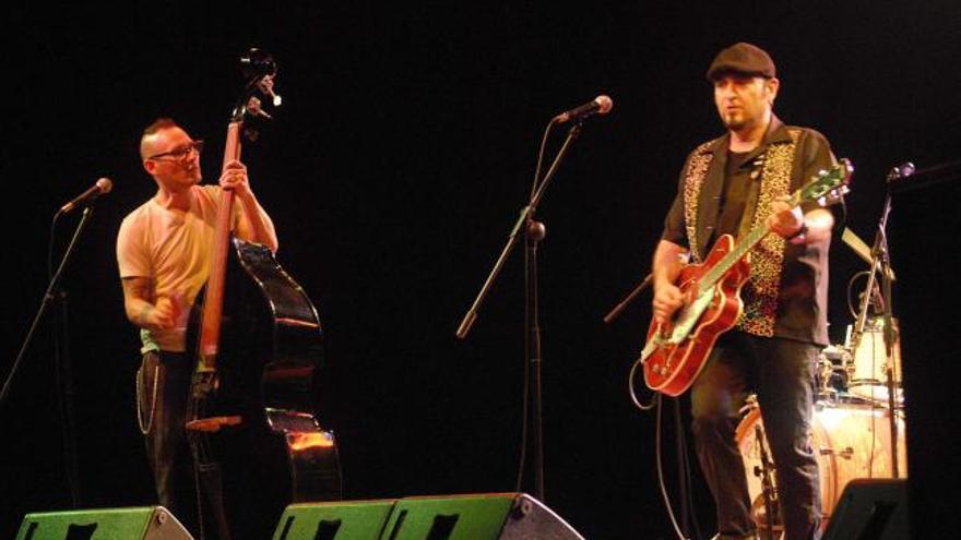 Carlos Segarra, a la derecha, con un músico de su banda, durante una actuación en Mieres en diciembre de 2010.