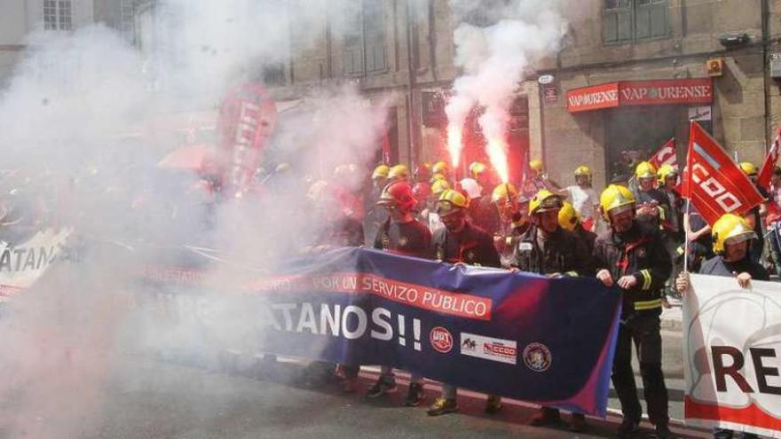 Protesta de los bomberos en el centro de Ourense. // Iñaki Osorio