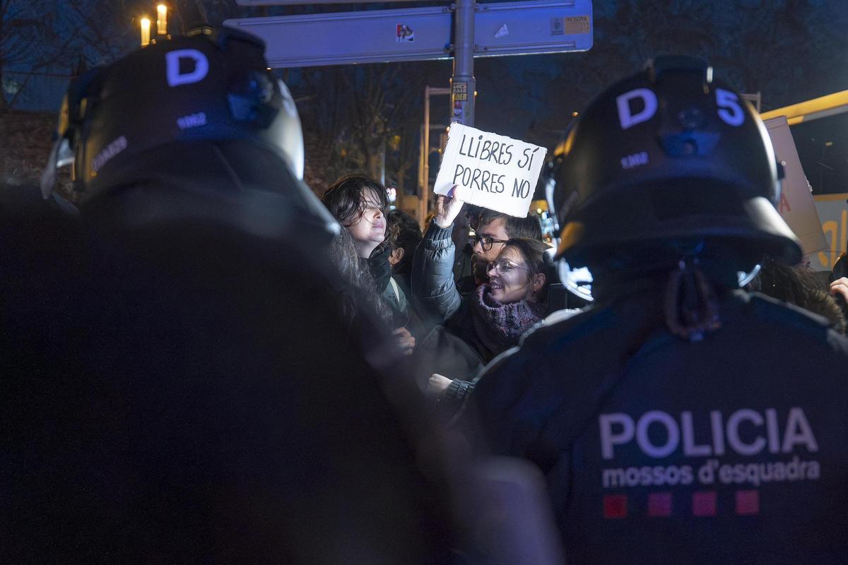 Los profesores cortan la ronda litoral en la jornada de huelga de docentes. En la foto, en un primer momento los profesores en huelga se encaran con los Mossos d’Esquadra antes de cortar la ronda litoral a la altura de la Barceloneta Los profesores cortan la ronda litoral en la jornada de huelga de docentes. En la foto, en un primer momento los profesores en huelga se encaran con los Mossos d’Esquadra antes de cortar la ronda litoral a la altura de la Barceloneta