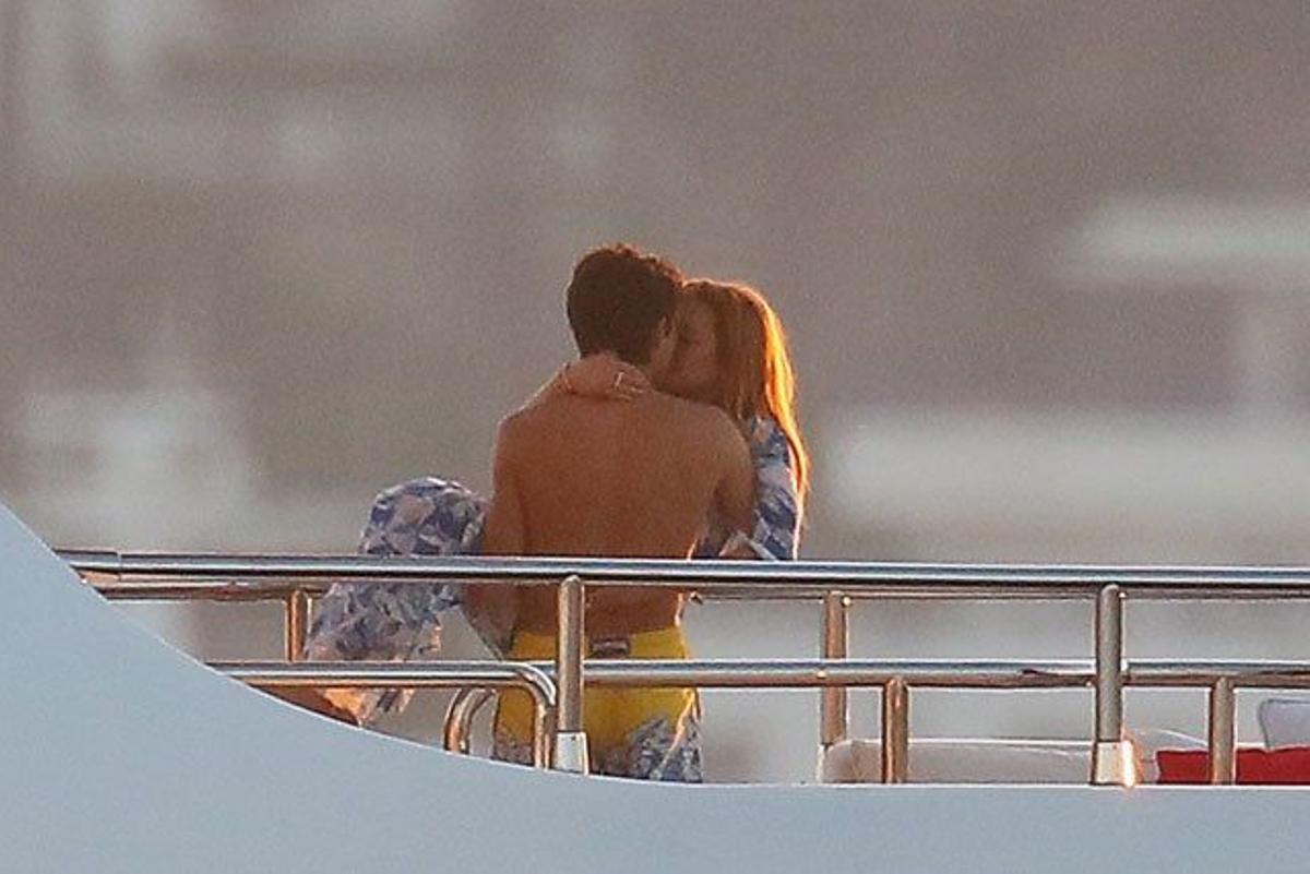 Lindsay Lohan abraza con fuerza a su novio