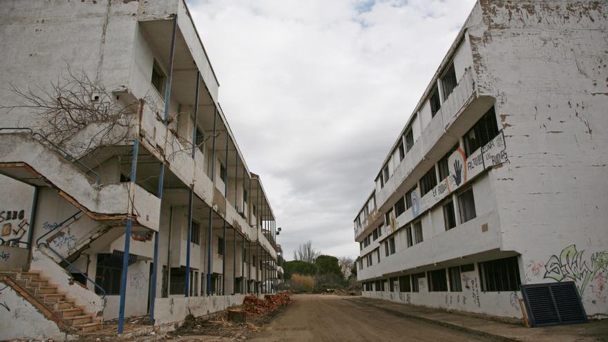 Ibi comienza el derribo de las antiguas casas de maestros para ampliar el polideportivo