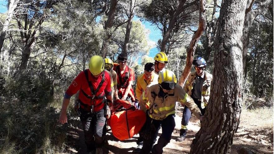 Els efectius d&#039;emergències traslladant la ferida amb una llitera