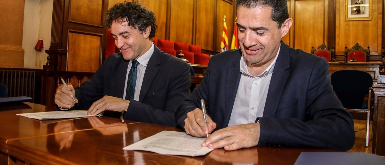 Francesc Colomer y Toni Francés firmando el convenio.