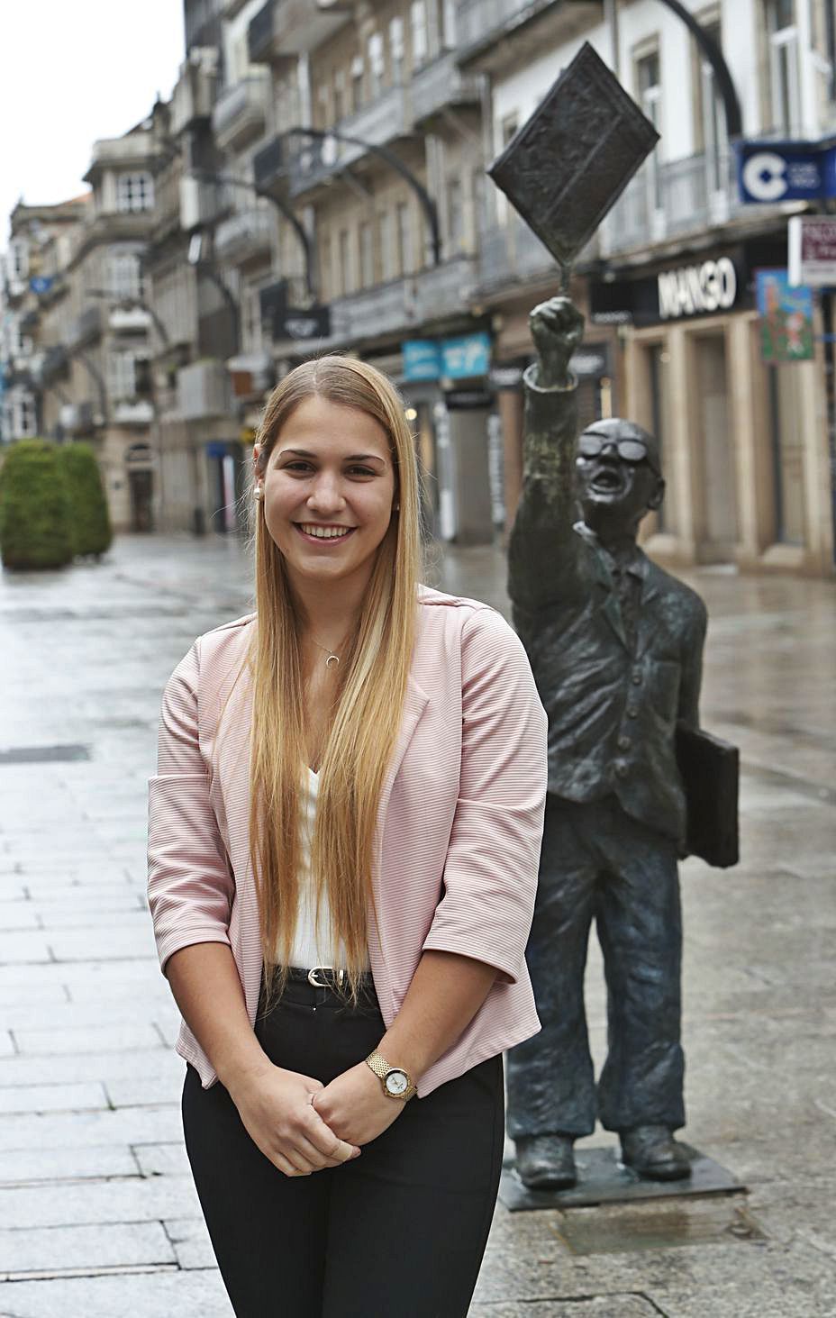 Xela Dafauce, junto a la estatua de Manuel Castro, en Príncipe