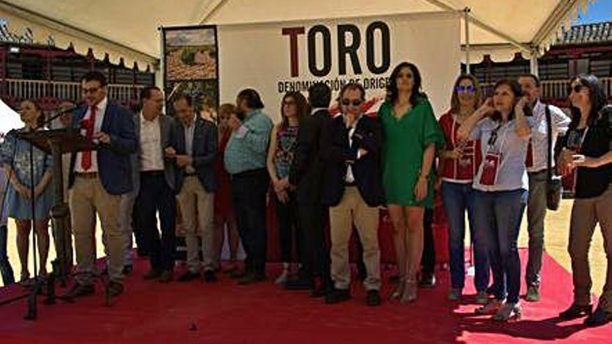 Autoridades y representantes de bodegas durante el acto de inauguración.