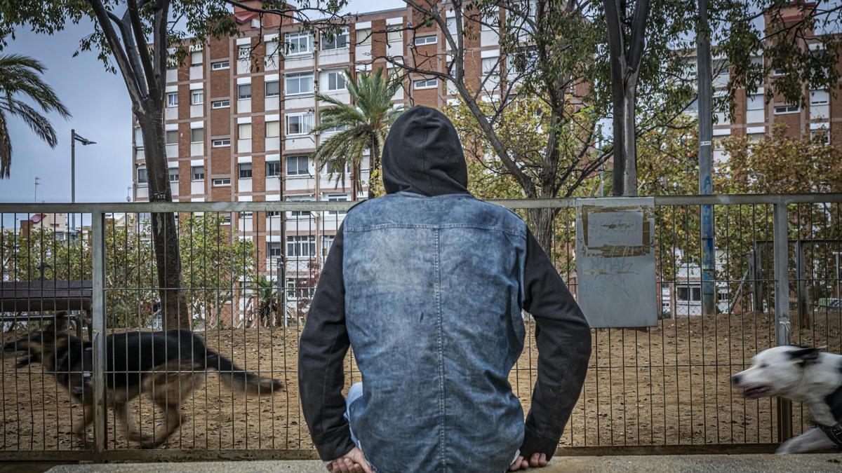 La víctima posa de espaldas en el pipicán del Parque del Gran Sol de Badalona, lugar del hostigamiento homófobo.