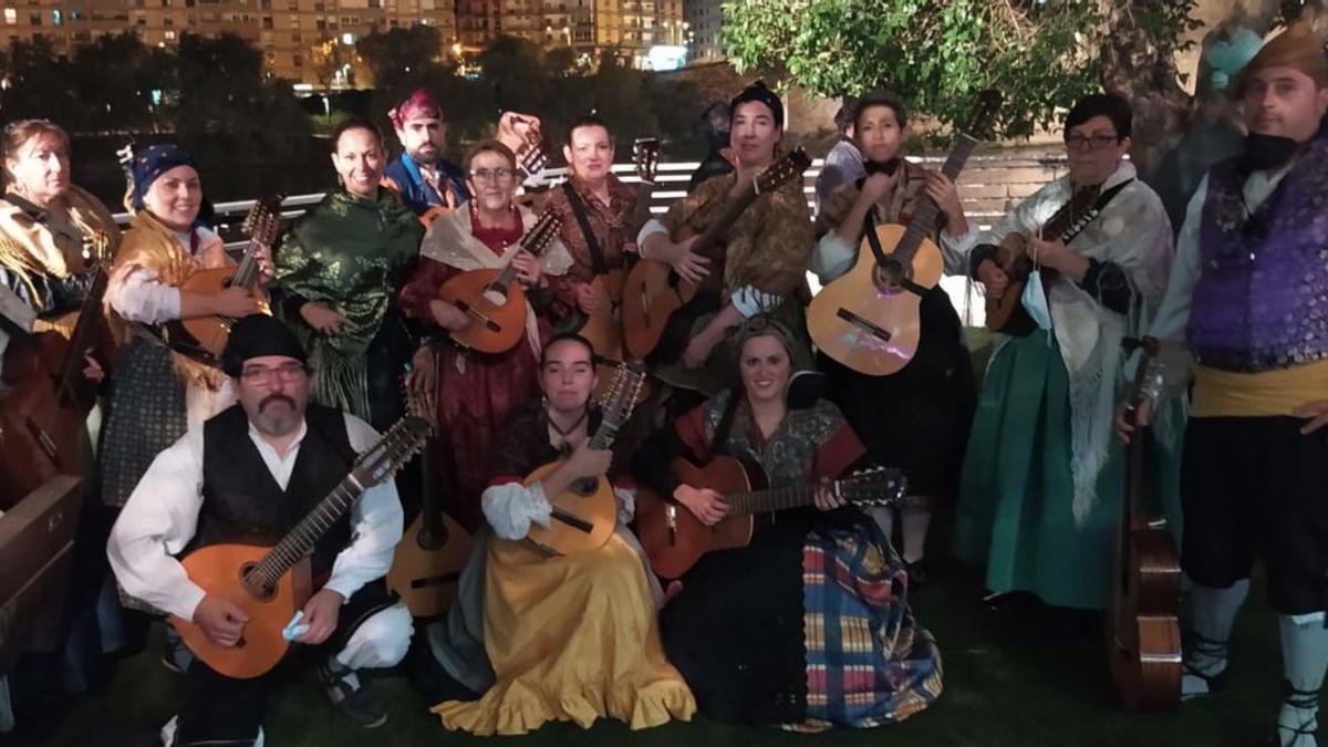 La Escuela de Jota de Luceni participó en el Abrazo de la Jota a la Virgen. |