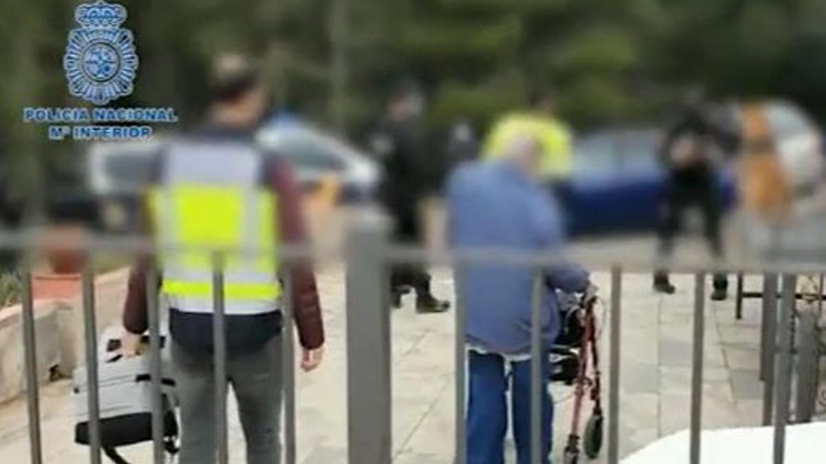 Antonio G.L., con un andador, sale detenido por la Policía Nacional tras el registro de La Chaparra.