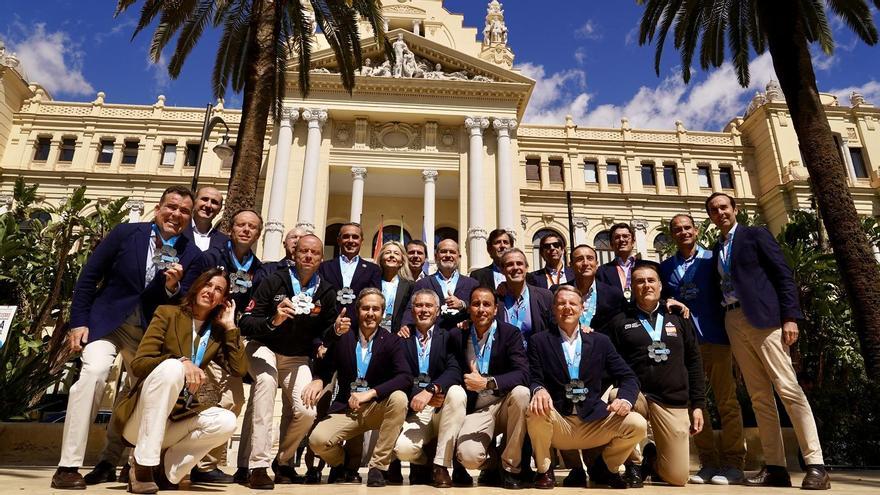 Los maratonianos malagueños que han conseguido correr en los seis grandes maratones del mundo, ayer delante del Ayuntamiento.